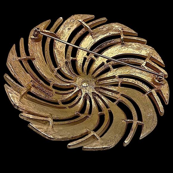 Sarah Coventry Swirl Pinwheel Brooch Pin Brushed Gold LARGE Vintage MCM Mod Dome - Picture 4 of 14